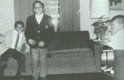 1963年的一个星期天，杰梅恩、提托和迈克尔在家.jpg