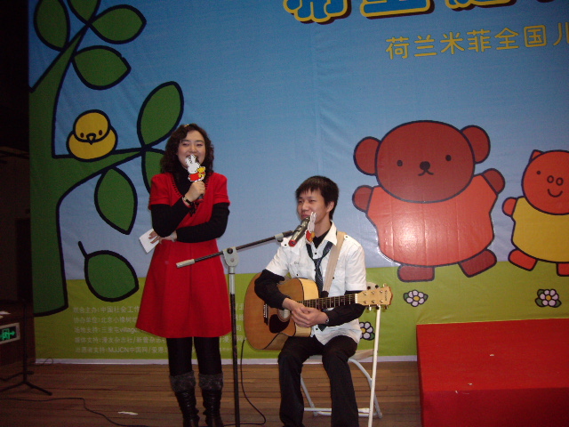 爱心小哥哥弹奏励志歌曲