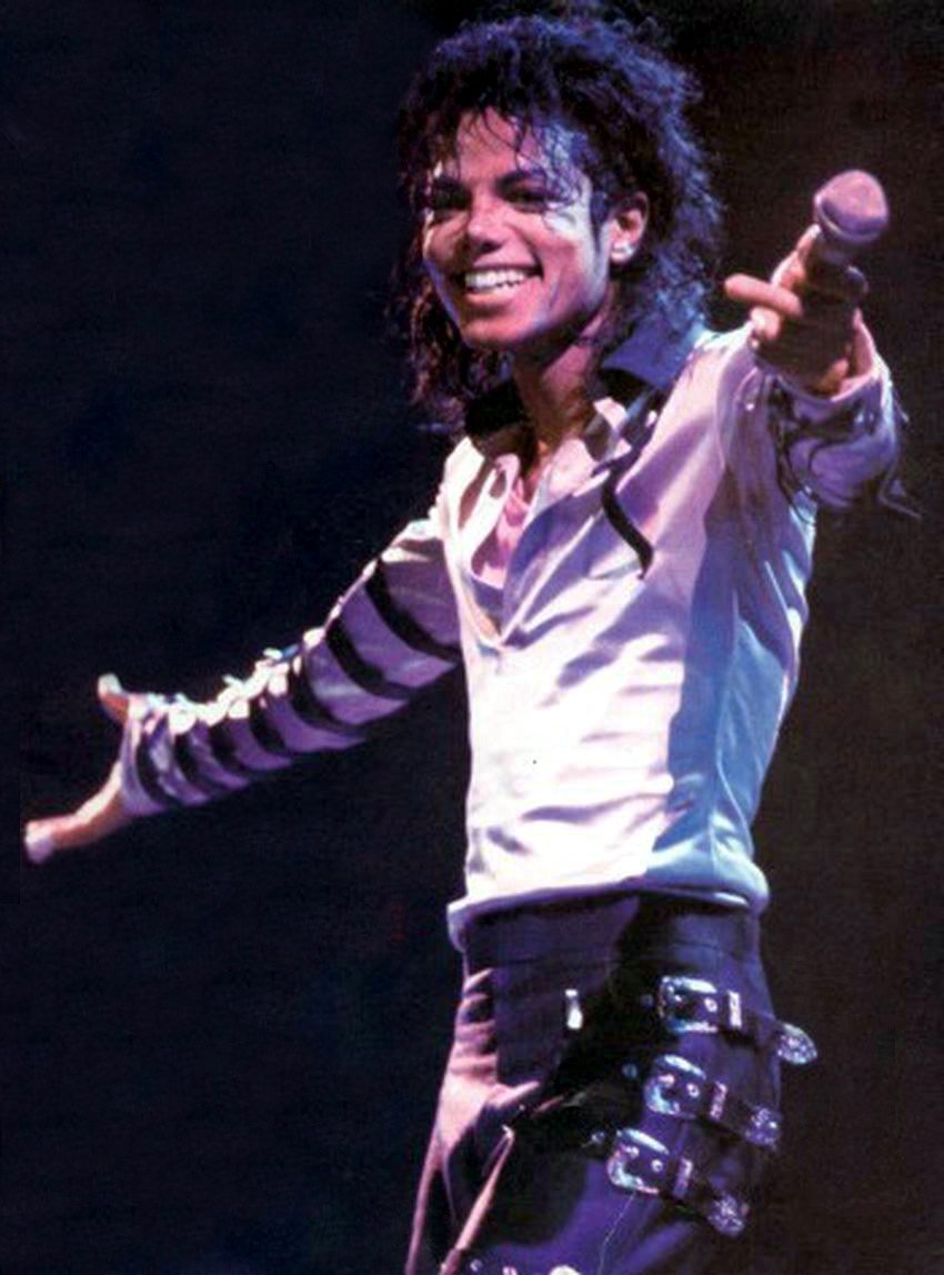 michael-jackson-smiling-michael-jackson-8794579-850-1148.jpg